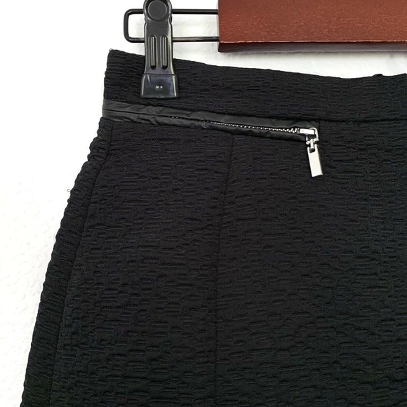 H&M Black Embossed Zipper A Line Mini Skirt - Picture 4 of 7